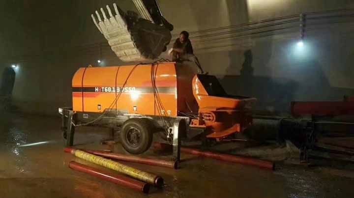 攪拌拖泵施工現(xiàn)場圖1 攪拌拖泵施工現(xiàn)場圖1